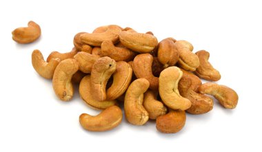 Beyaz arka planda izole edilmiş kavrulmuş fındık yığınını kapat.