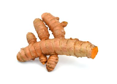 Beyaz arkaplanda taze zerdeçal izole edildi