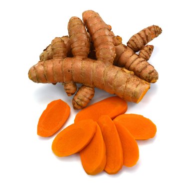 Beyaz arkaplanda izole edilmiş taze zerdeçal dilimleri