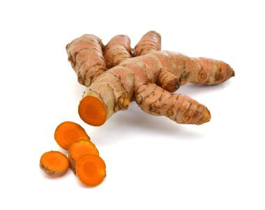 Beyaz arkaplanda izole edilmiş taze zerdeçal dilimleri