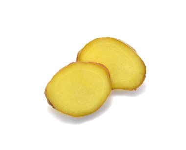 Beyaz arka planda izole edilmiş taze zencefil kökü dilimleri