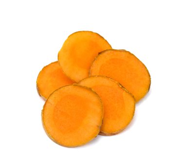 Beyaz arkaplanda izole edilmiş taze zerdeçal dilimleri