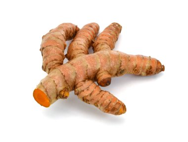 Beyaz arkaplanda taze zerdeçal izole edildi