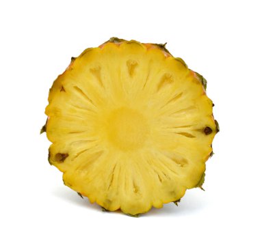 Dilimlenmiş ananas beyaz arkaplanda izole edilmiş.
