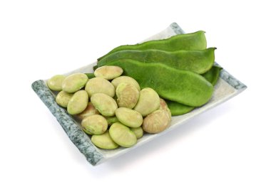 Beyaz arka planda izole edilmiş taze lima fasulyesi.