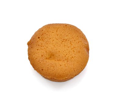 Beyaz arkaplanda süslü fincan kek