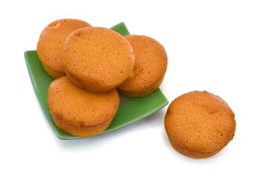 Beyaz arkaplanda süslü fincan kekler