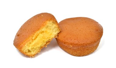 Beyaz arkaplanda süslü fincan kekler