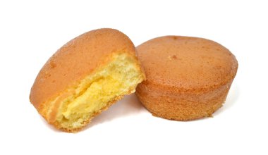 Beyaz arkaplanda süslü fincan kekler