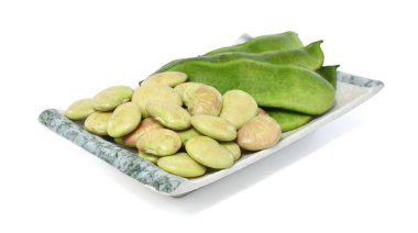 Beyaz arka planda izole edilmiş taze lima fasulyesi.