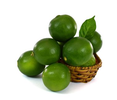 Beyaz arka planda izole edilmiş taze kireç meyvesi