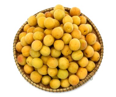 Beyaz arka planda izole edilmiş taze kayısı meyveleri.