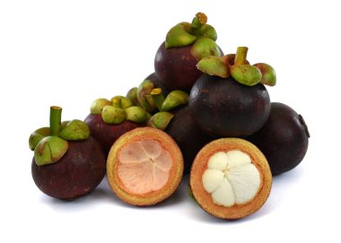 Beyaz arka planda izole edilmiş olgun mangosteen meyvesi.