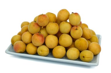 Beyaz arka planda izole edilmiş taze kayısı meyvesi.