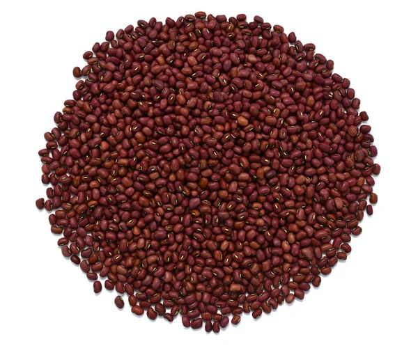白い背景に赤い豆が堆積し — ストック写真