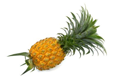 Beyaz arka planda izole edilmiş olgun ananas meyvesi
