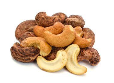 beyaz arka planda izole edilmiş kaju fıstığı