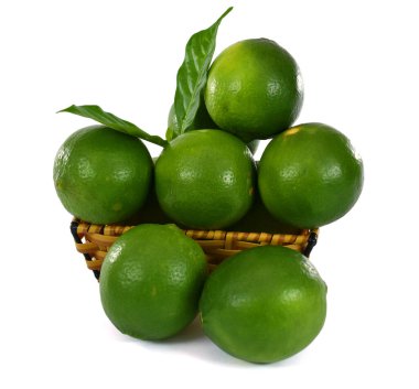 Beyaz arkaplanda yalıtılmış kireç meyvesi