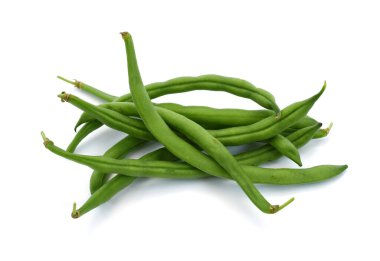 Taze yeşil fasulye (Fhaseolus vulgaris) beyaz arka planda izole edilmiştir