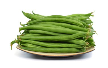 Taze yeşil fasulye (Fhaseolus vulgaris) beyaz arka planda izole edilmiştir