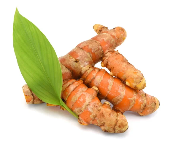 Beyaz zemin üzerinde yaprak izole taze zerdeçal