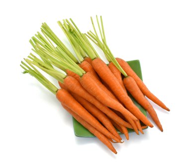 Beyaz arka planda izole edilmiş taze havuç