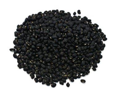 Siyah fasulyeler beyaz arkaplanda izole.