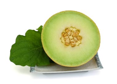 Beyaz zemin üzerinde izole edilmiş Muskmelon meyvesinin yarısı (Kavun)