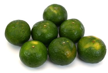 beyaz arkaplanda izole edilmiş taze portakal meyvesi