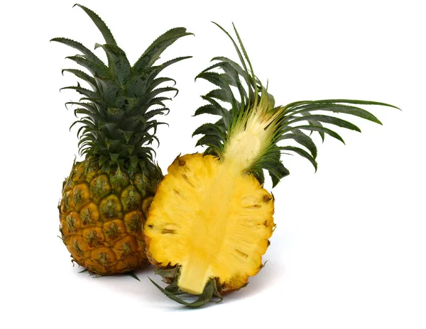 Ananasfrucht Mit Halb Isoliertem Auf Weißem Hintergrund — Stockfoto