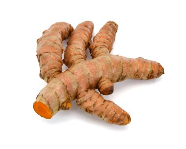 Beyaz arkaplanda taze zerdeçal izole edildi