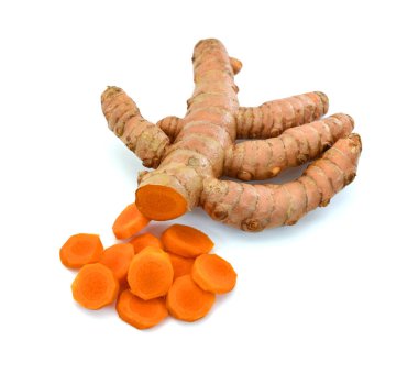 Beyaz arka planda izole edilmiş dilimleri olan taze zerdeçal.