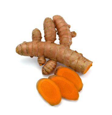 Beyaz arka planda izole edilmiş dilimleri olan taze zerdeçal.