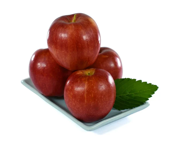 Olgun Kırmızı Elma Meyveleri Beyaz Arkaplanda Izole — Stok fotoğraf