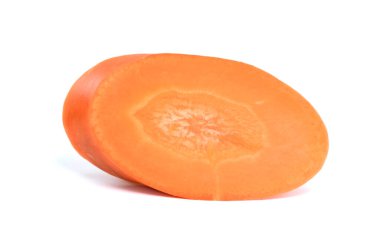 Beyaz arka planda izole edilmiş bir havuç dilimi