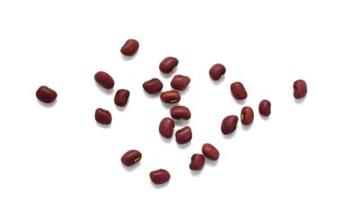 Beyaz arkaplanda kırmızı fasulye adzuki izole edildi