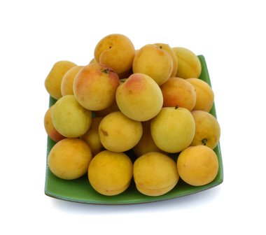 Beyaz arka planda izole edilmiş taze kayısı meyvesi.