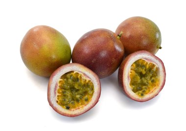 Tutku meyvesi beyaz arkaplanda izole