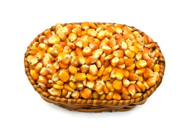 Beyaz arkaplanda izole edilmiş sarı mısır taneleri