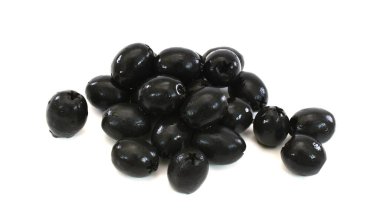 Turşulu zeytinler beyaz arkaplanda izole edilmiş