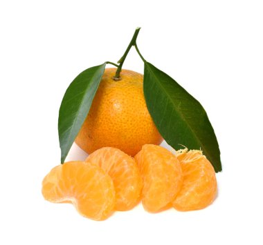 olgun mandalina meyveleri (Citrus deliciosa Tenore) beyaz arkaplanda yalıtılmış yapraklarla
