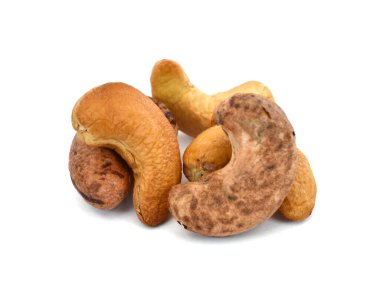 Beyaz arka planda izole edilmiş kavrulmuş kaju fıstığı