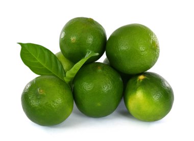 Beyaz arka planda izole edilmiş taze kireç meyvesi