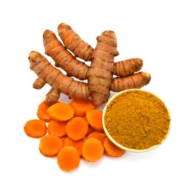 Beyaz zemin üzerinde izole edilmiş zerdeçal kökleri ve zerdeçal tozu