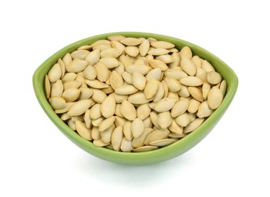 Beyaz arka planda izole edilmiş kabak çekirdeği