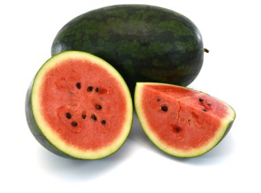Dilimlenmiş karpuz beyaz arkaplanda izole edilmiş.