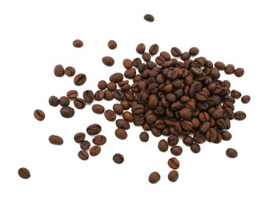 Beyaz arka planda izole kahve çekirdekleri