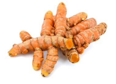 Beyaz arkaplanda taze zerdeçal izole edildi