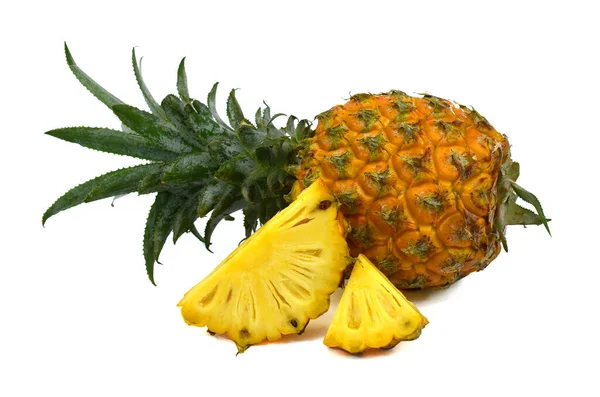 Ananas Mûr Wwith Tranches Fruits Isolés Sur Fond Blanc — Photo