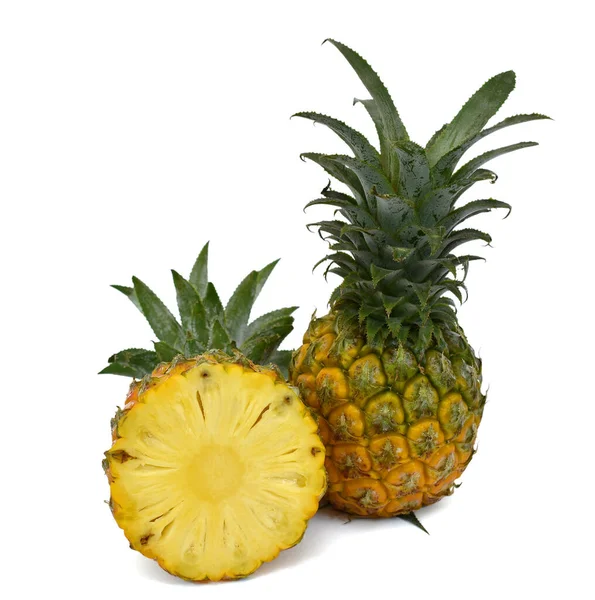 Dojrzałe Owoce Ananasowe Połową Izolowaną Białym Tle — Zdjęcie stockowe